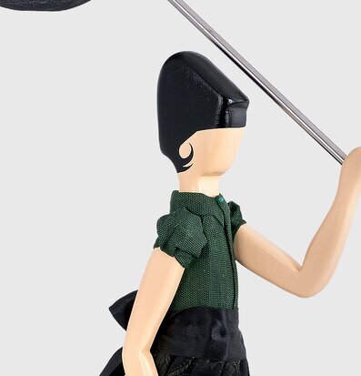 Bordslampa Beatrice från Skitso med elegant damfigur