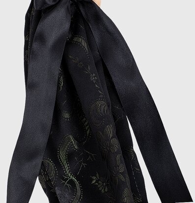 Bordslampa Beatrice från Skitso med elegant klänning