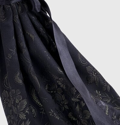 Bordslampa Beatrice från Skitso med broderad tygklädd fot