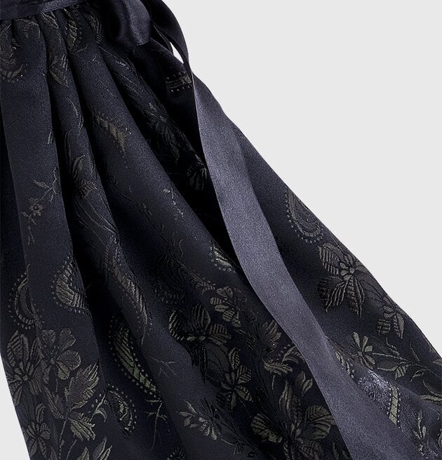 Bordslampa Beatrice från Skitso med broderad tygklädd fot