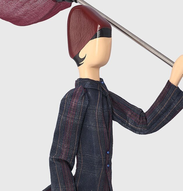 Bordslampa Athena från Skitso med en kvinna och paraply