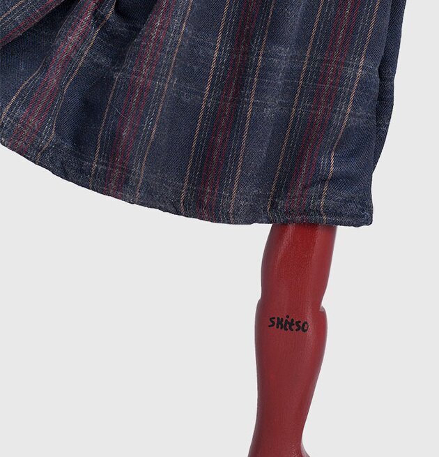 Bordslampa Athena från Skitso med röd stövel som bas