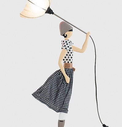 Bordslampa Jean Marie från Skitso, kvinna med paraply