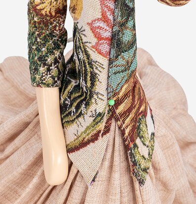 Bordslampa Kristy från Skitso med trädetaljer och textilier