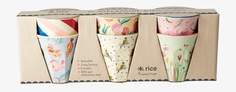 Foto av sex färgglada små muggar i kartongförpackning