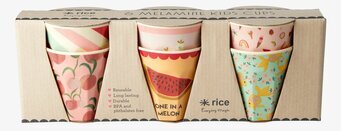 Bild av färgglada, lekfulla muggar i elegant kartong