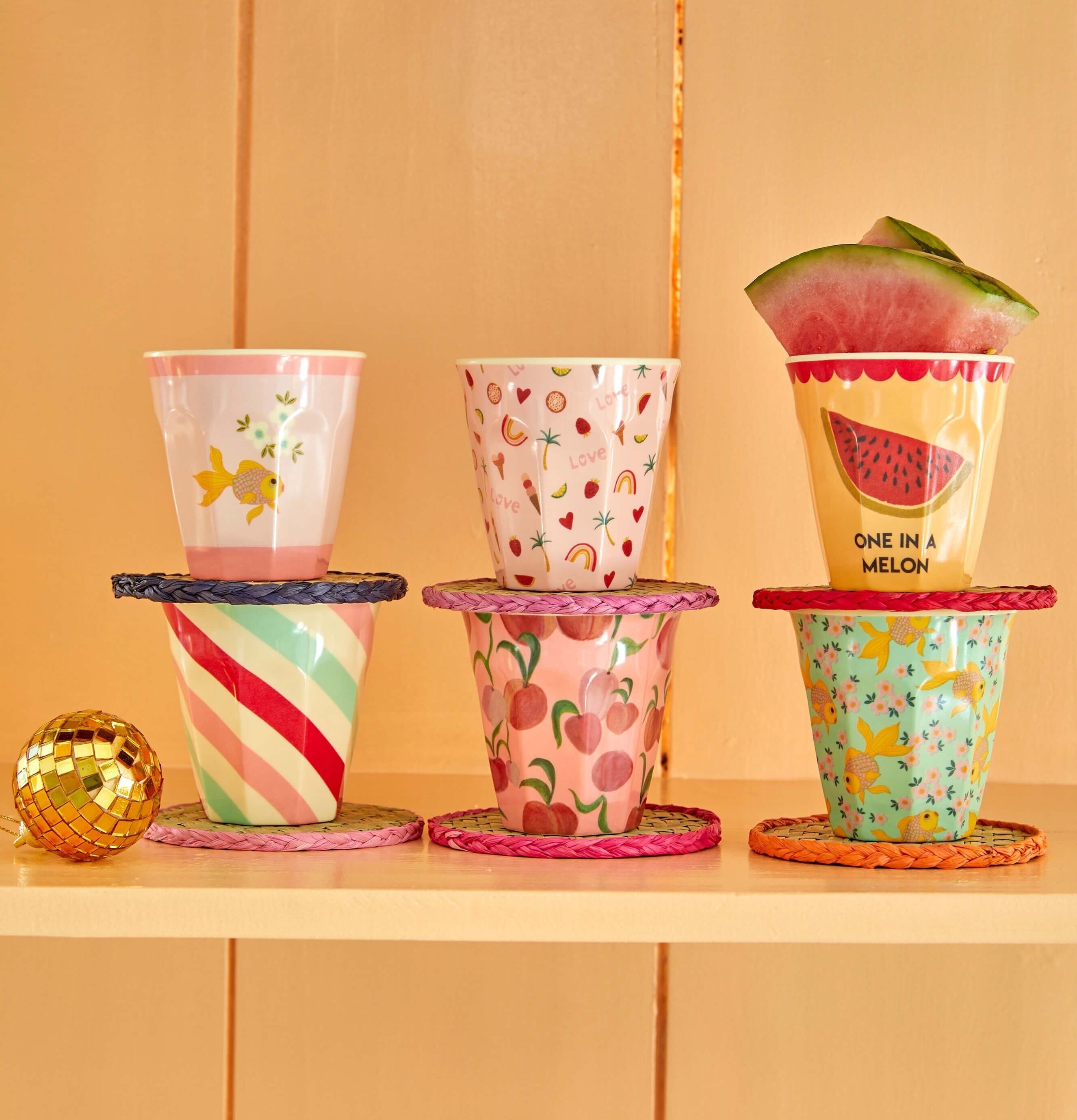 Små Muggar Goldfish Print från Rice i färgglada mönster