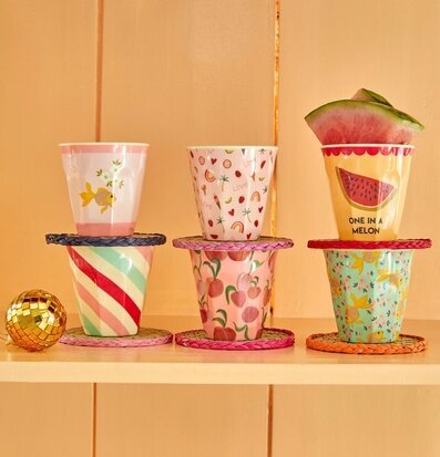 Foto av färgglada och lekfulla muggar i varm miljö