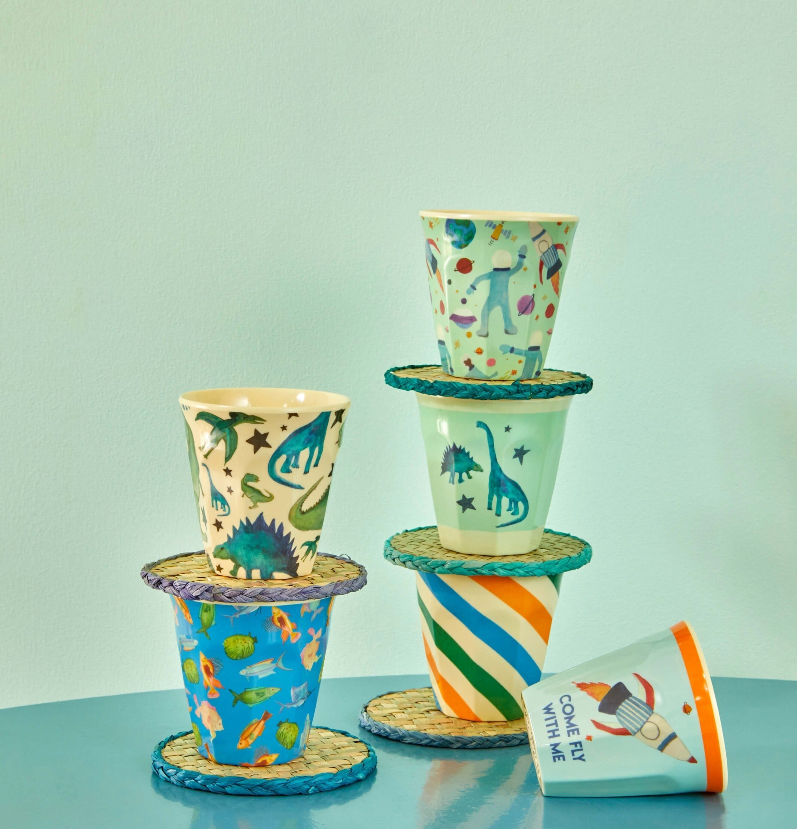 Små Muggar Dino Prints från Rice på flätade underlägg