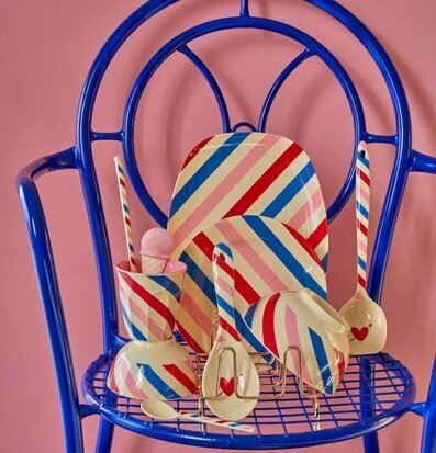 Skål Candy Stripes Print från Rice på blå stol med rosa vägg