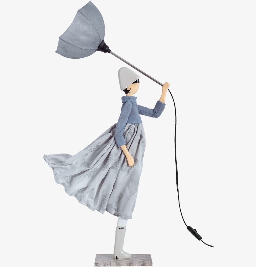 Bordslampa Perla från Skitso med figur i blåsande miljö