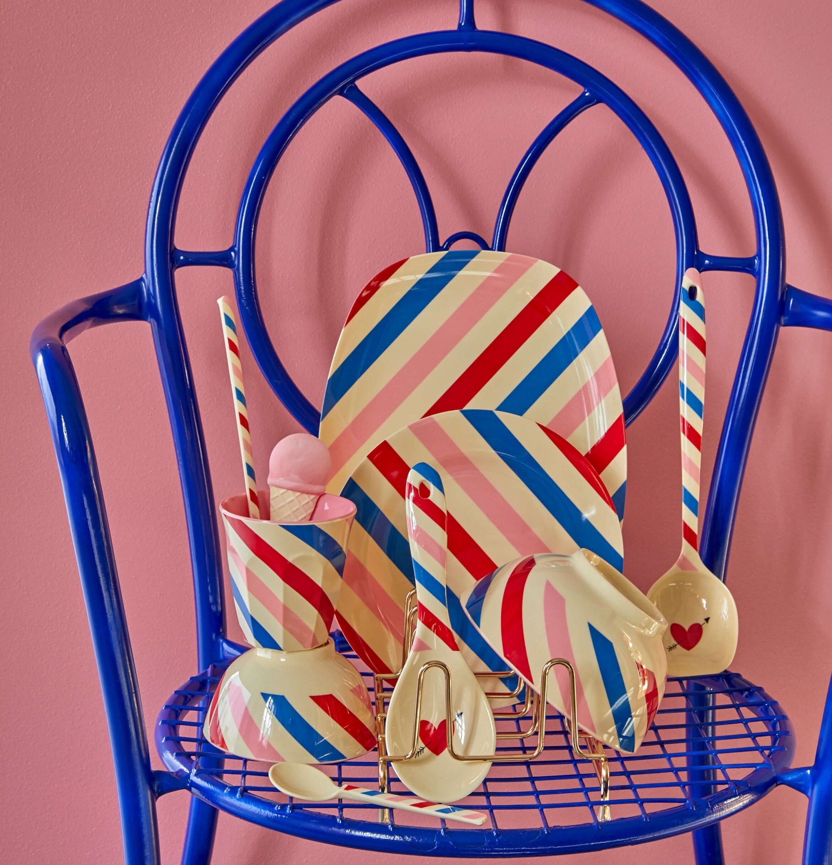 Liten Skål Candy Stripes Print från Rice på blå stol