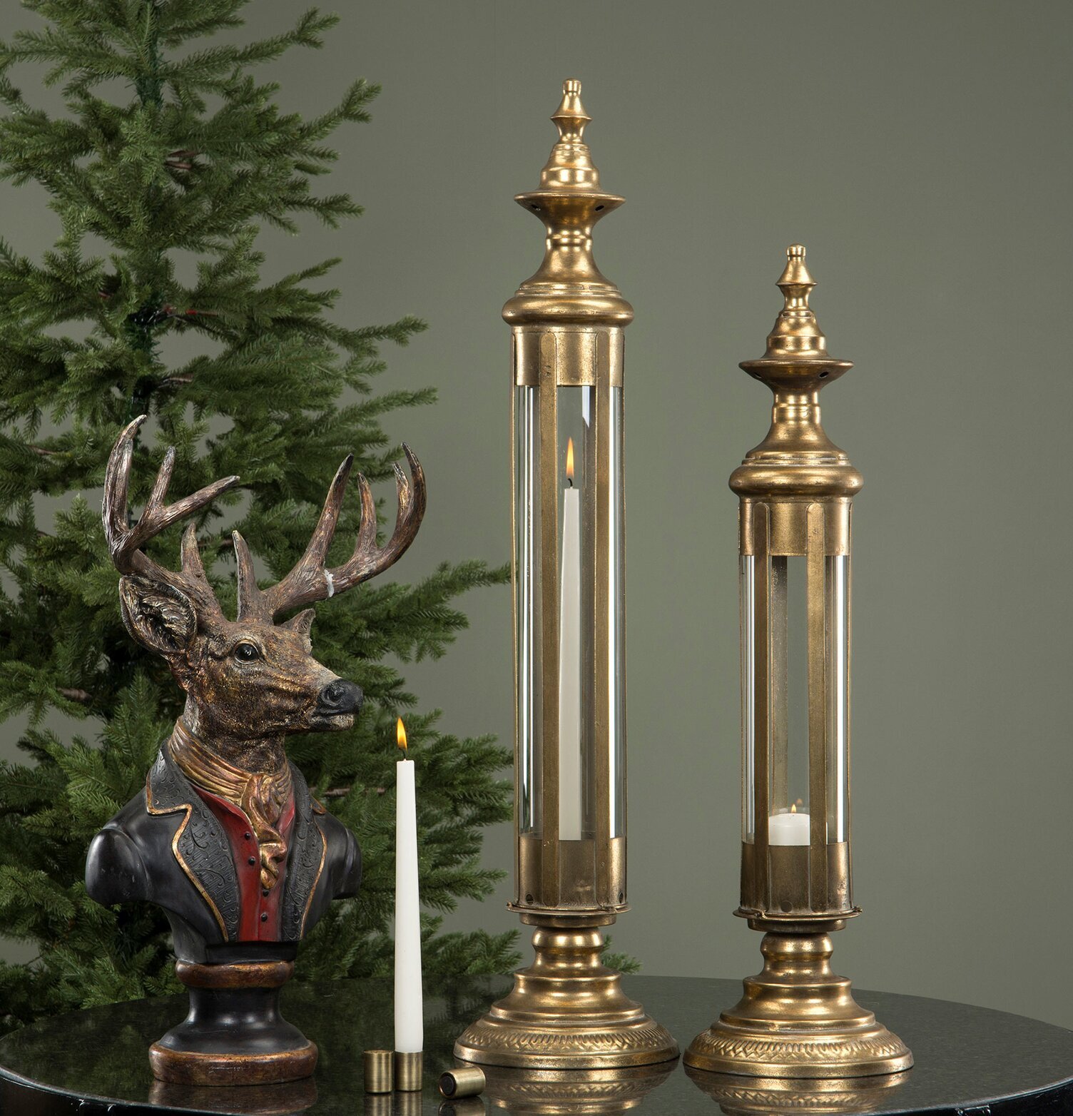 Bild av harmonisk inredning med lyktor och skulptur