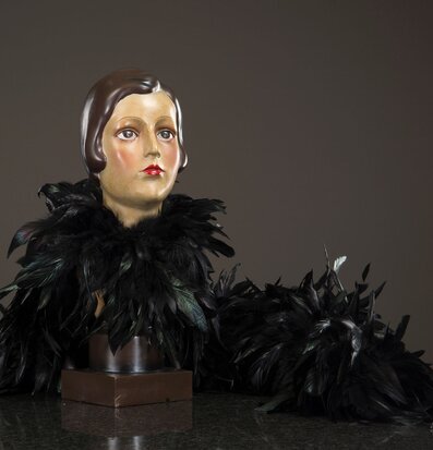 Byst Vintage Lady från A Lot Decoration med fjäderboa