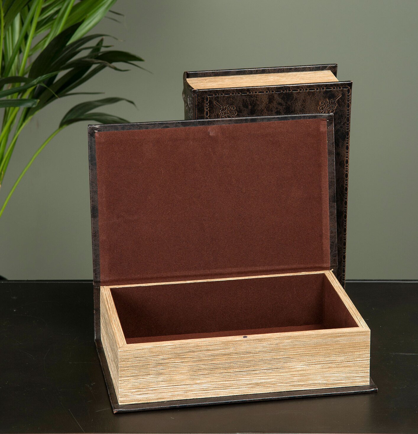 Boklåda Fleur från A Lot Decoration på en modern yta