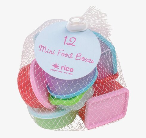 Små plastburkar från Rice i en genomskinlig mesh-påse