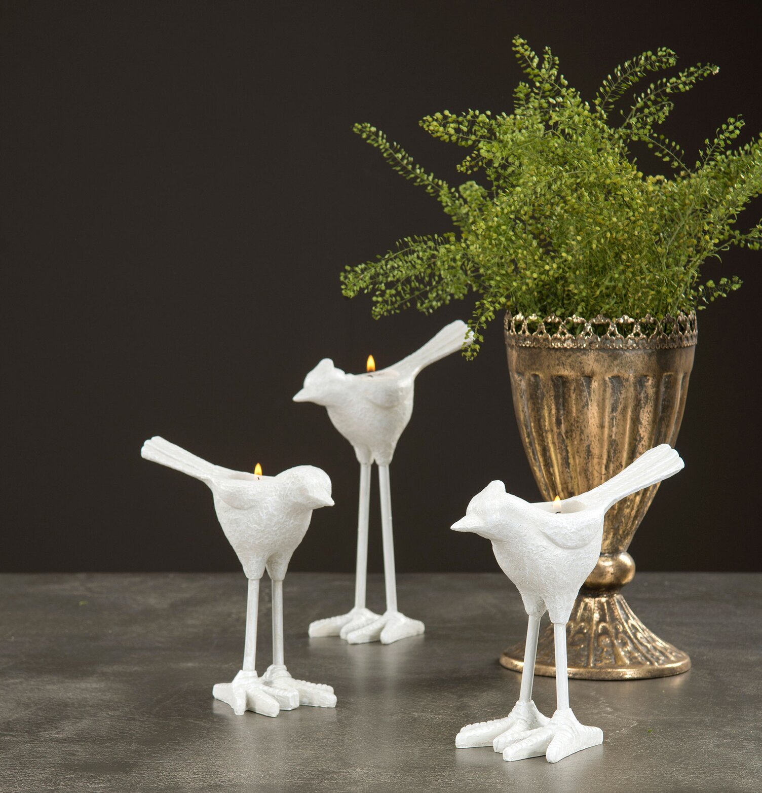 Bild av stilfulla ljusstakar och rustik inredning