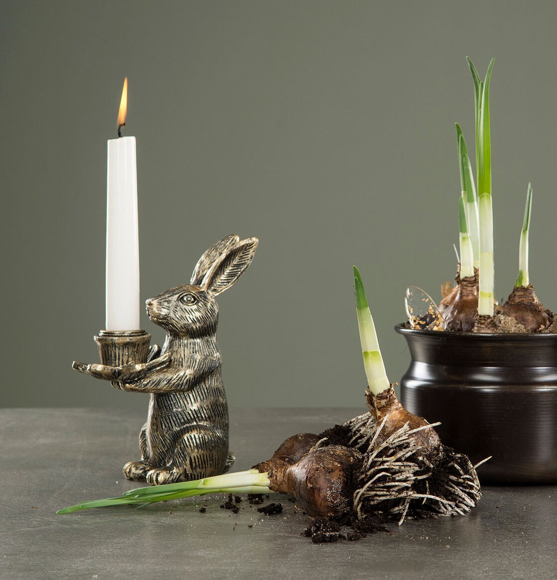 Ljusstake Hare Brun/Guld från A Lot Decoration på grått bord