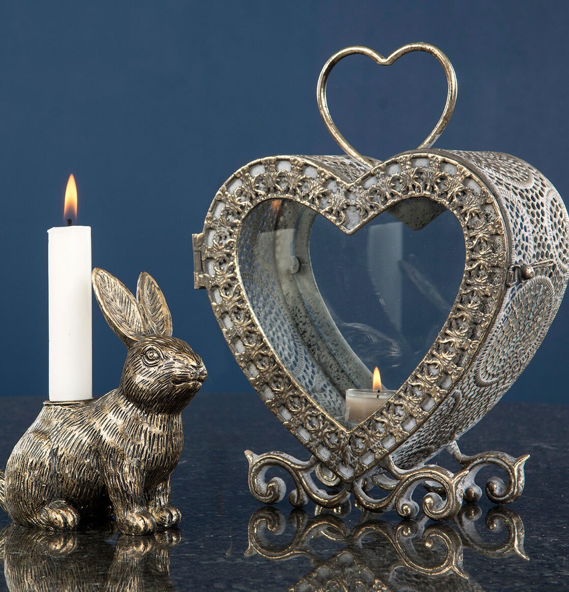 Ljusstake Hare Brun/Guld från A Lot Decoration på reflekterande yta