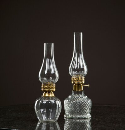 Bild av två eleganta glasljuslyktor med gulddetaljer