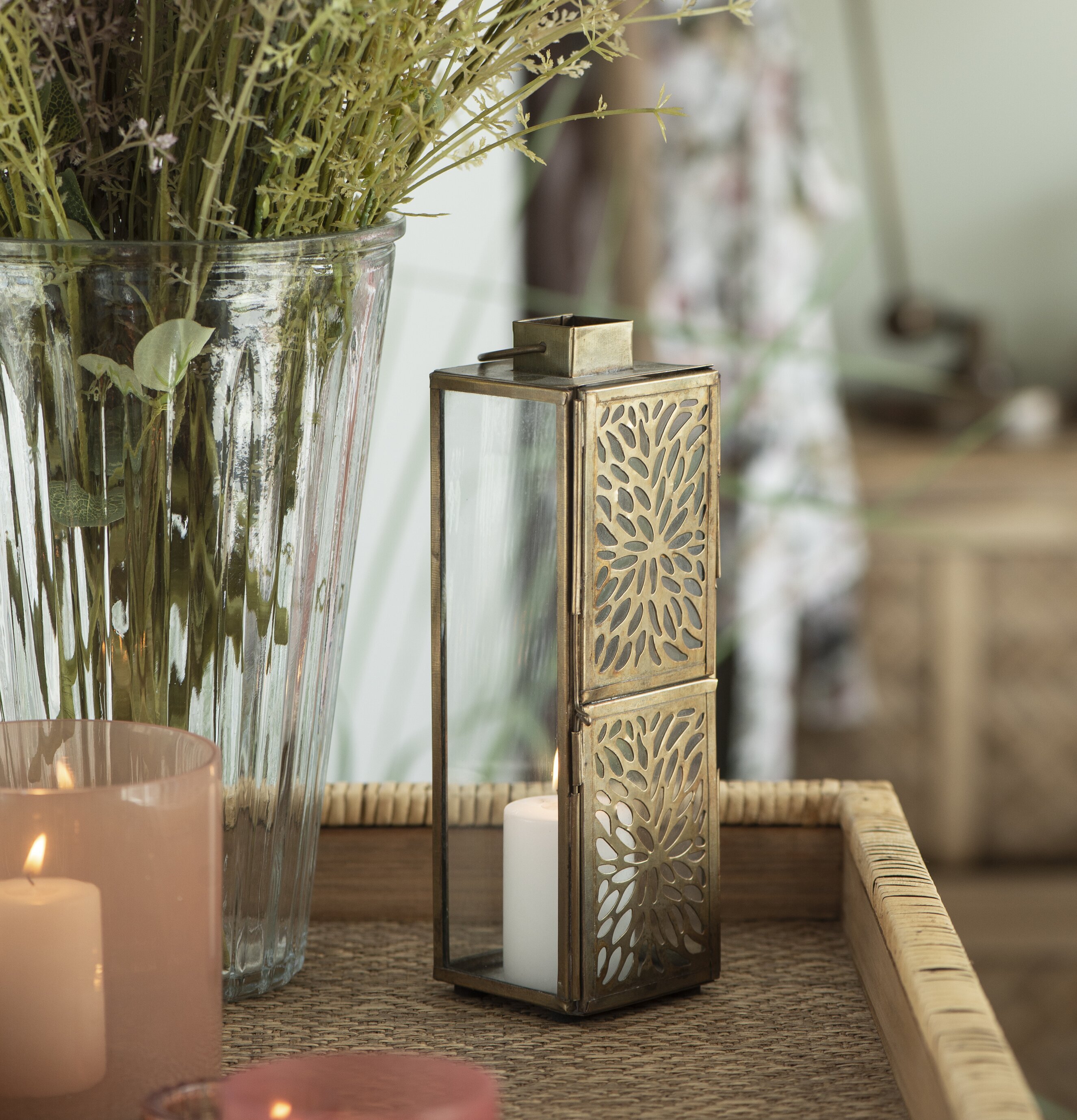 Ljuslykta Guld från IB Laursen på ett bord med dekorationer