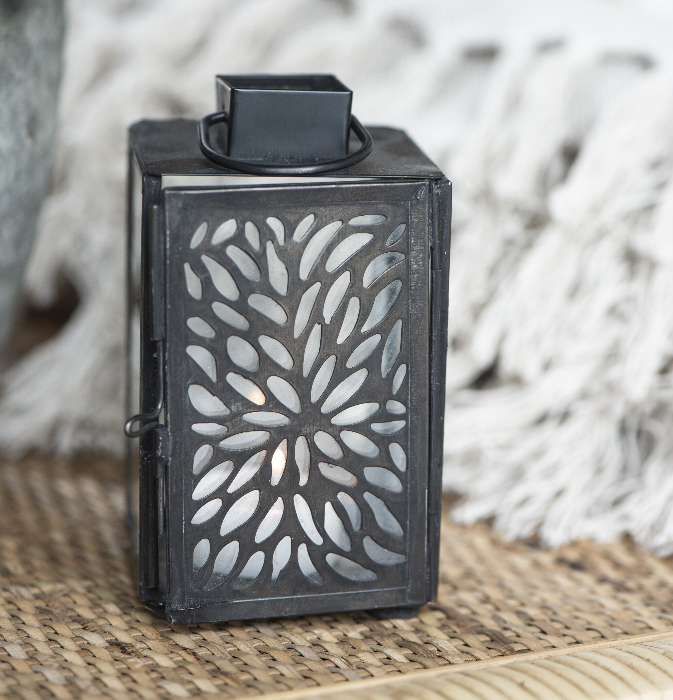 Bild av stilren ljuslykta i metall med bladmönster