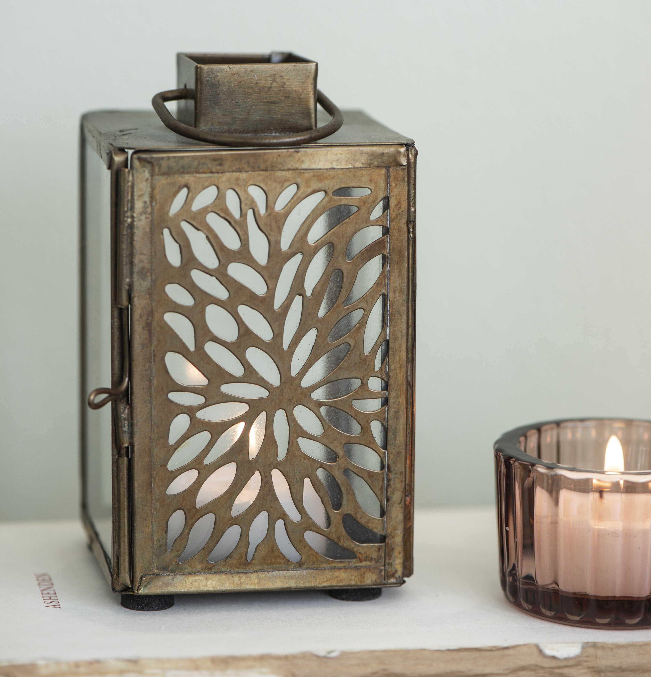 Foto av ljuslykta med rustik design och guldtoner