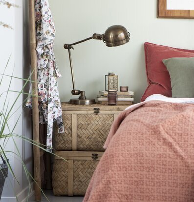 Bild av harmoniskt sovrum med stilfull inredning