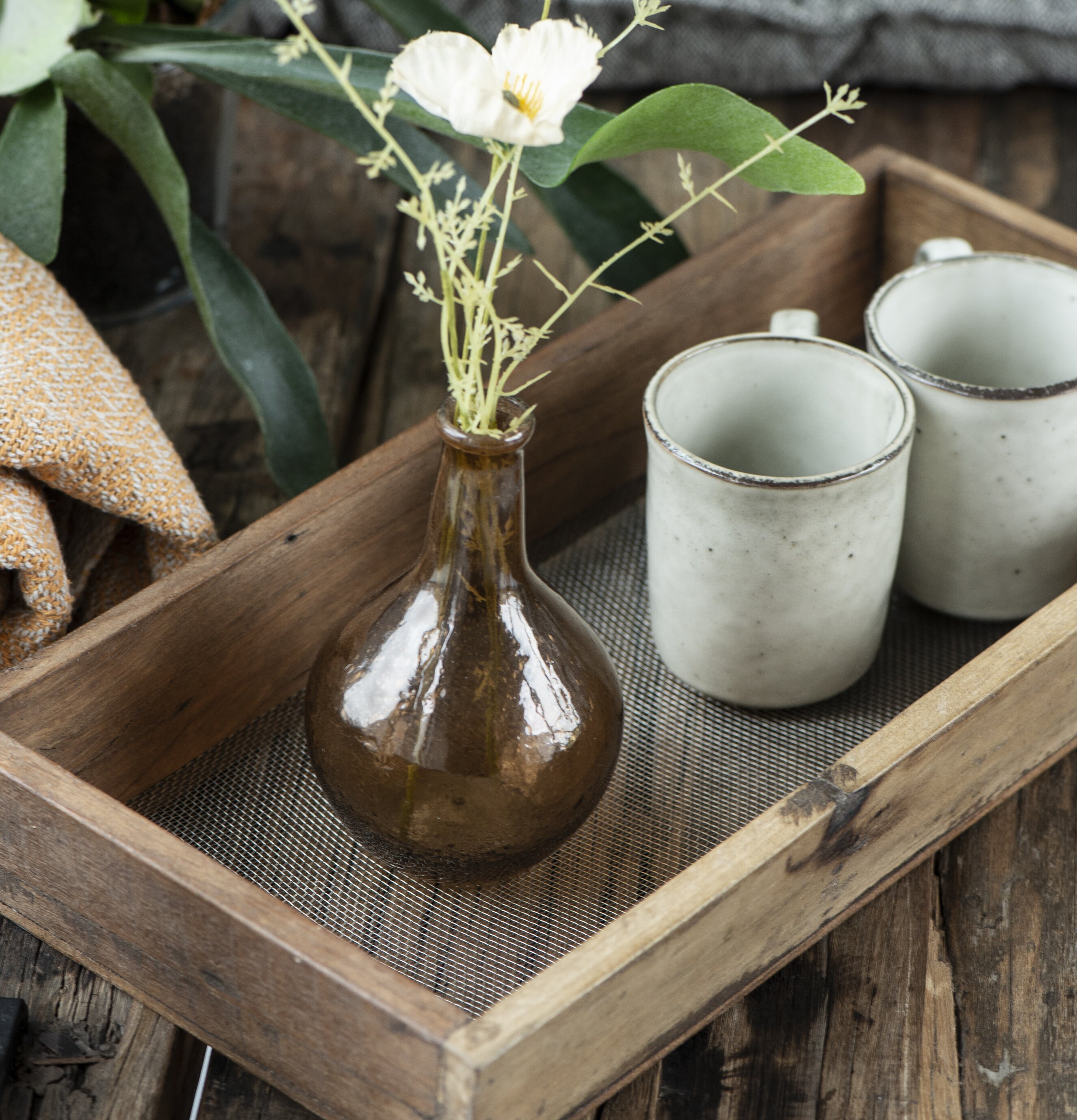 Träbricka Med Nät från IB Laursen på rustikt träbord