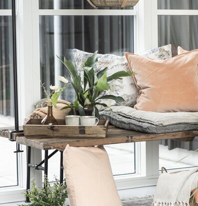 Träbricka Med Nät från IB Laursen fylld med keramikmuggar