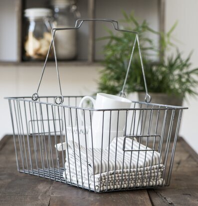 Trådkorg Med Handtag från IB Laursen på rustik trädskiva