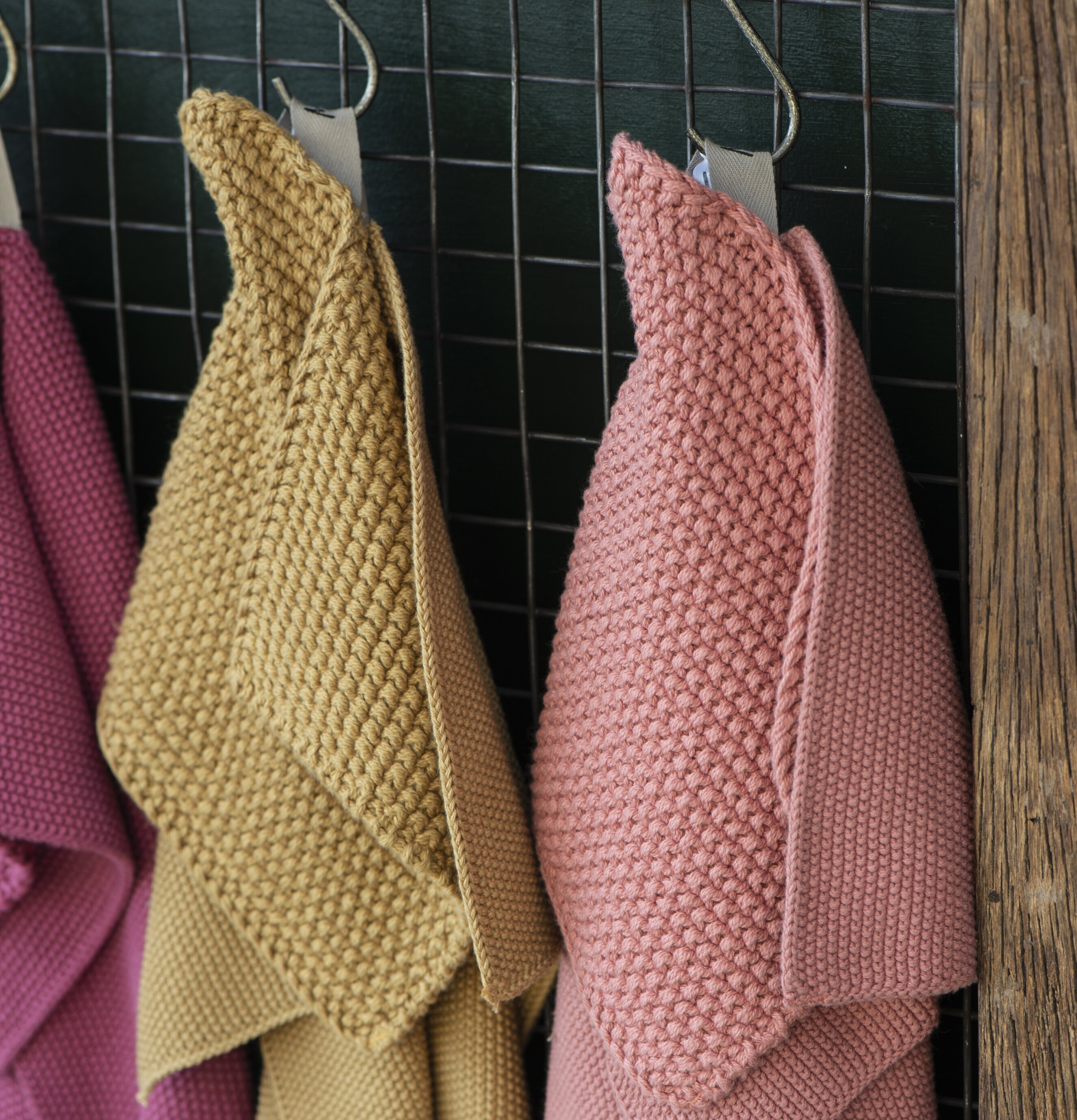 Handduk Mynte Mustard från IB Laursen hänger på en krok