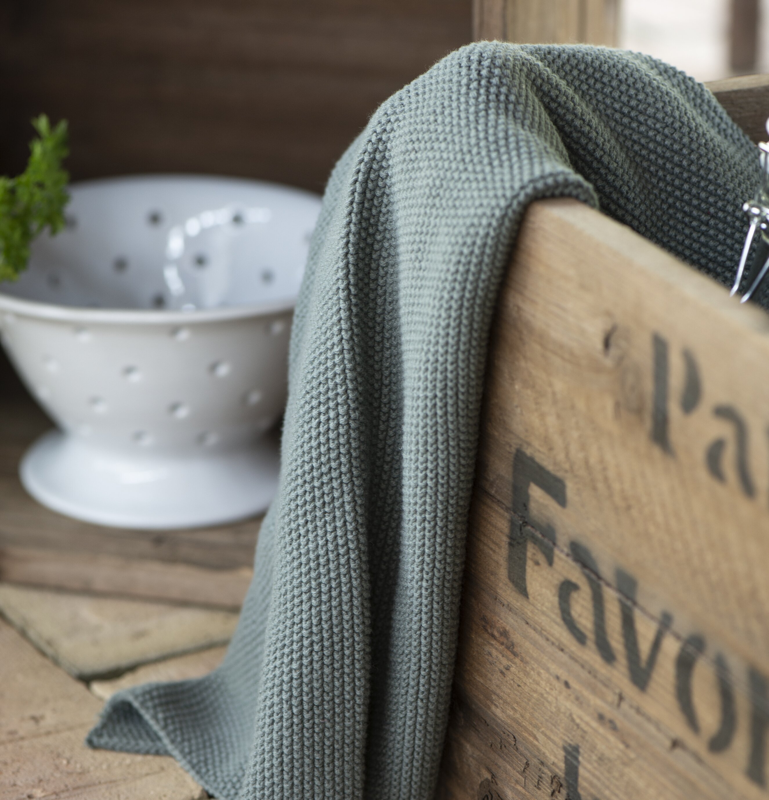 Handduk Mynte Mossgrön från IB Laursen på rustik trälåda