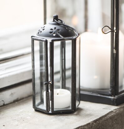 Lanterna Värmeljus Svart från IB Laursen på fönsterbräda