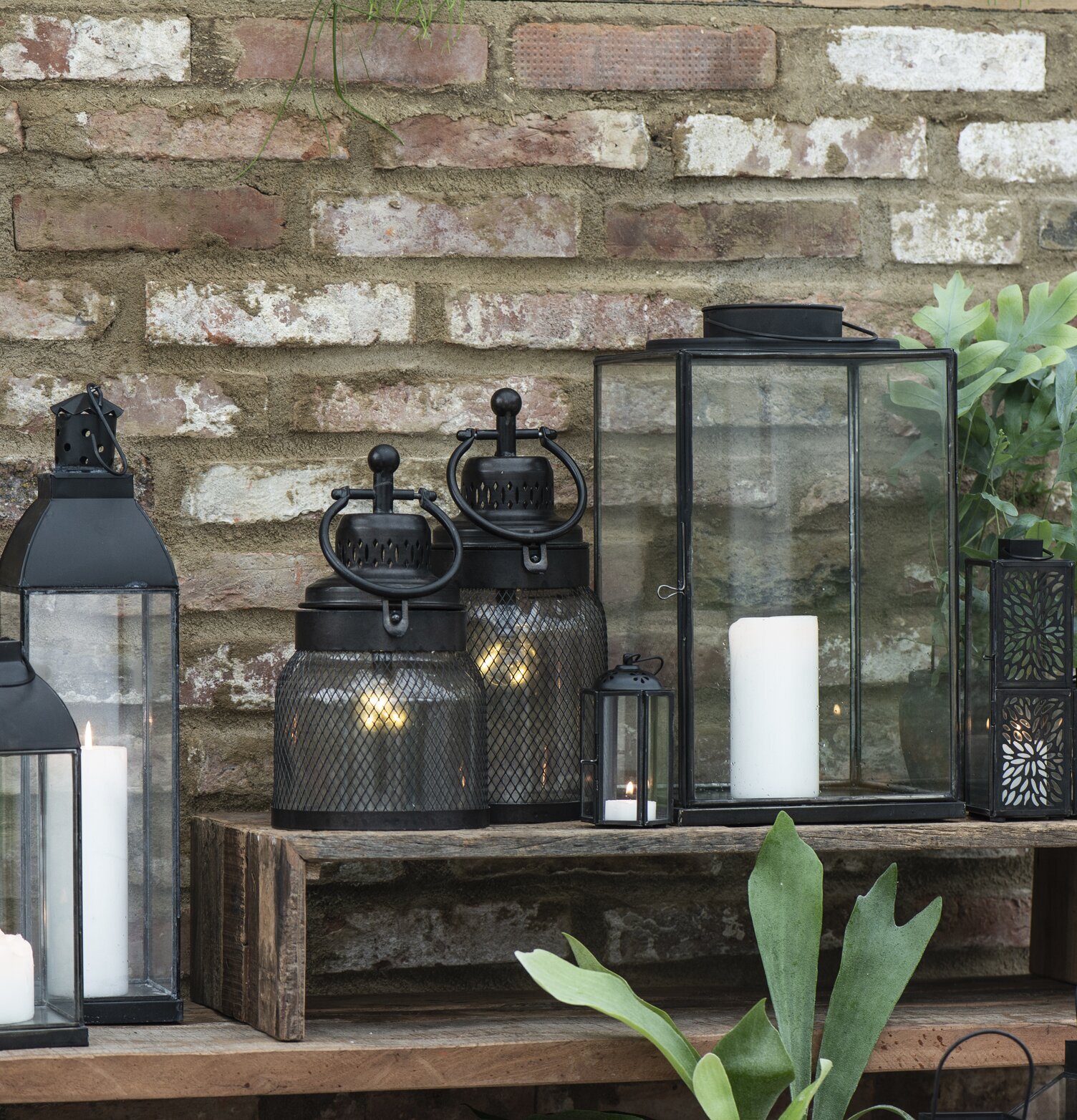 Lanterna Värmeljus Svart från IB Laursen mot tegelvägg