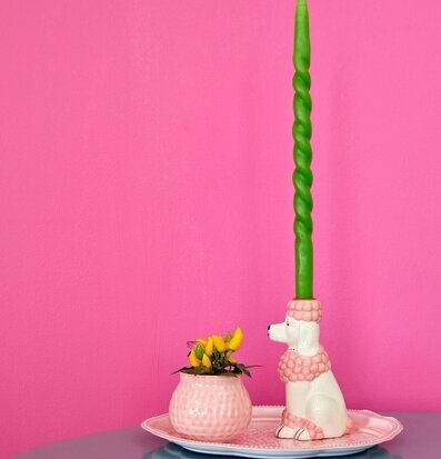 Ljusstake Pudel Vit/Rosa från Rice på rosa och turkost bord