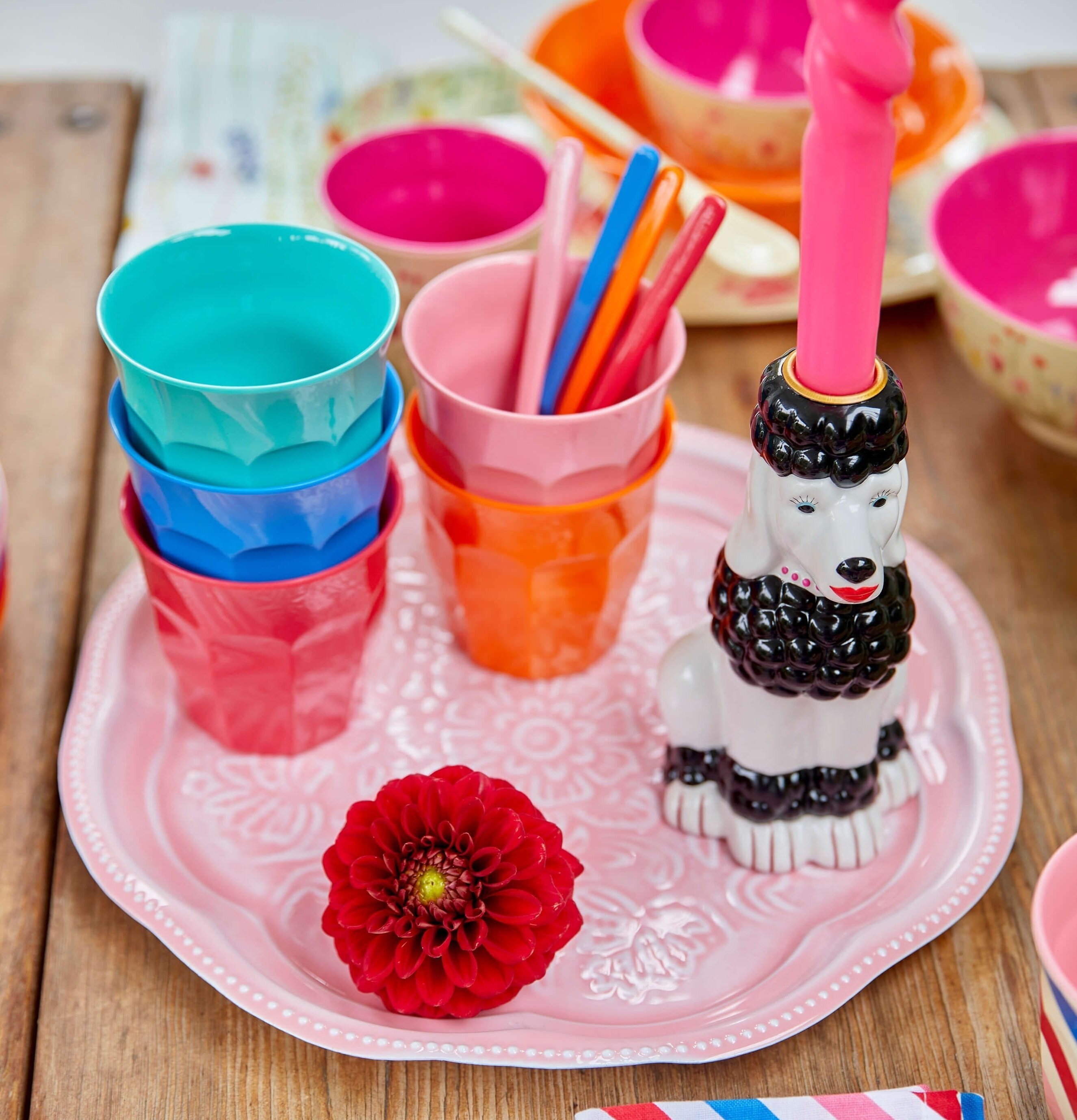 Skål Melamin Röd från Rice på ett färgglatt dukat bord