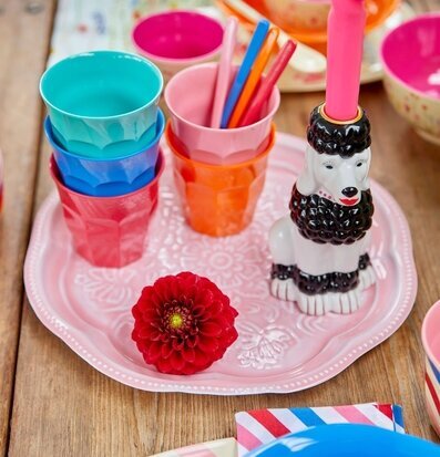 Skål Melamin Grön från Rice på ett färgglatt dukat bord