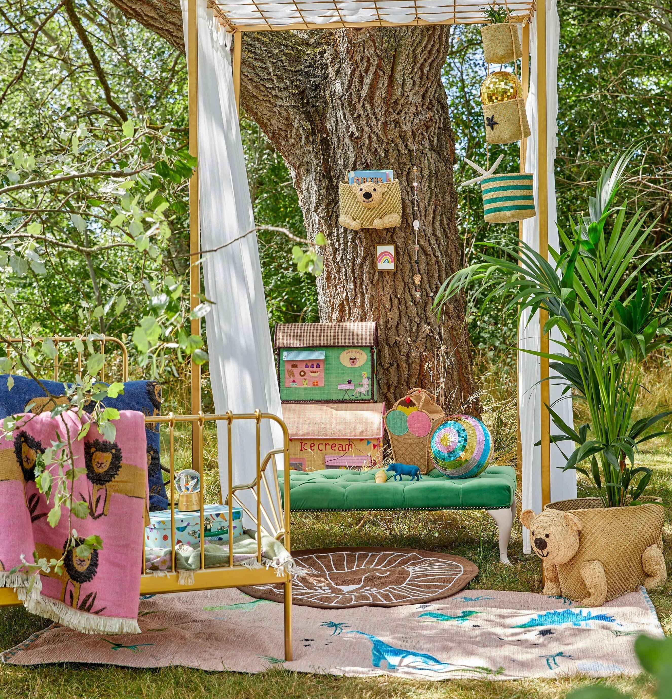 Väska Raffia Ice Cream från Rice hänger i en trädgård