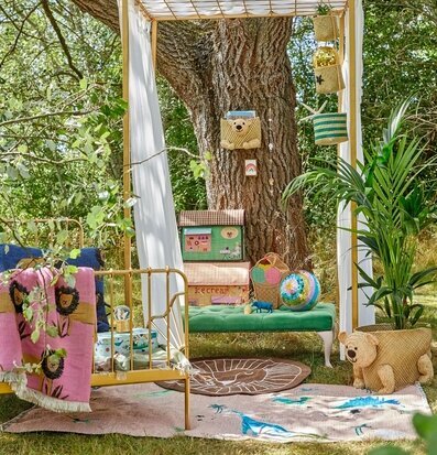 Väska Raffia Ice Cream från Rice hänger i en trädgård