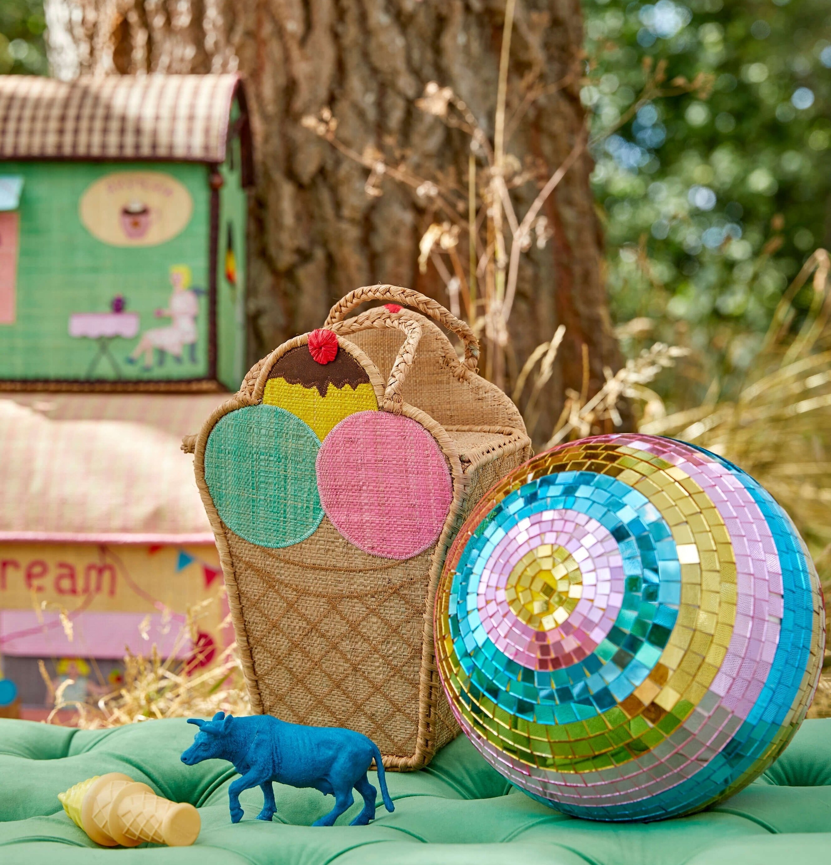 Väska Raffia Ice Cream från Rice i en lekfull picknickmiljö