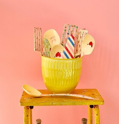 Blomkruka Yellow Large från Rice framför rosa bakgrund