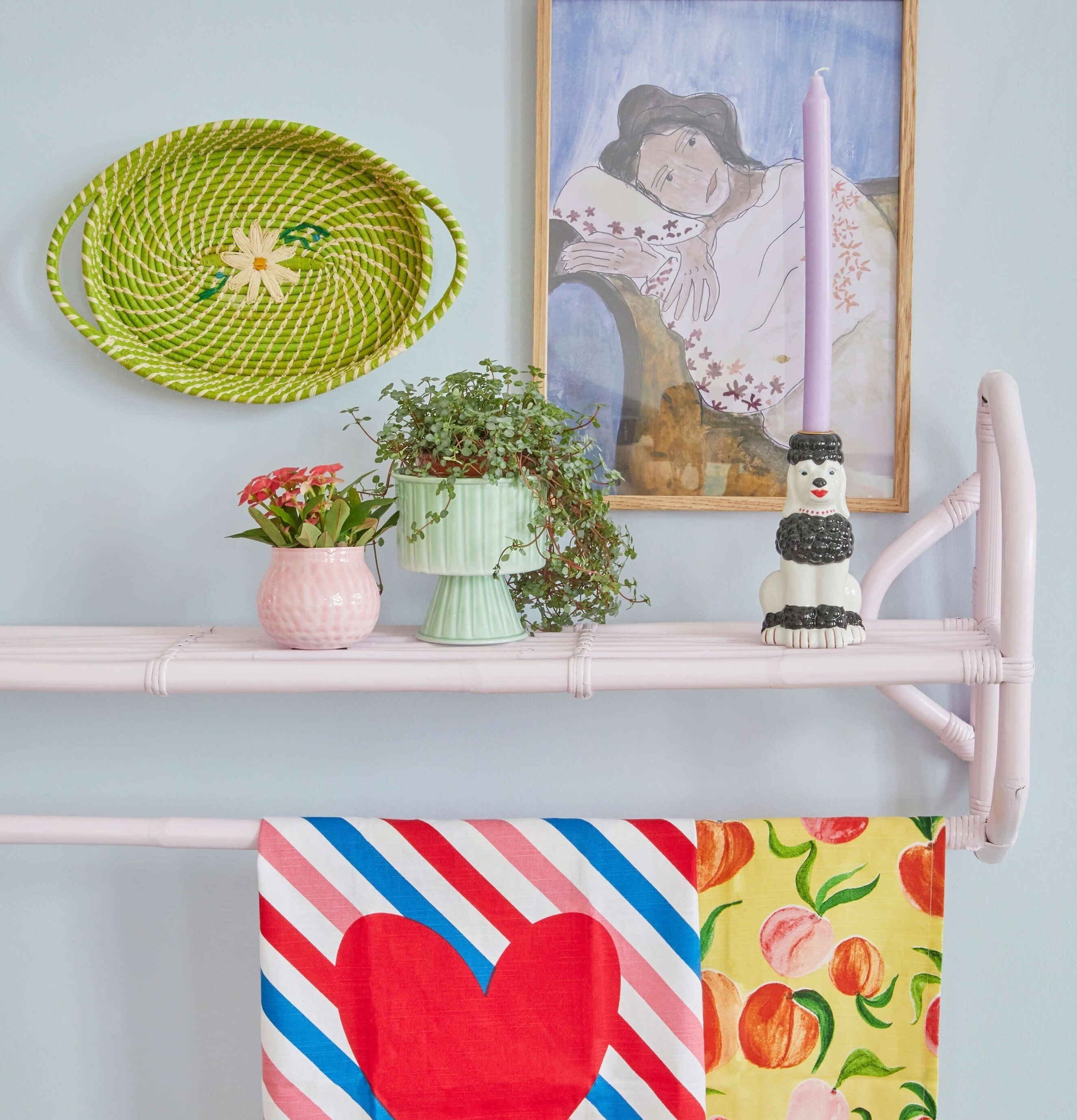 Blomkruka Sage Green Medium från Rice på en väggylla