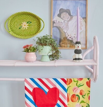 Blomkruka Sage Green Medium från Rice på en väggylla