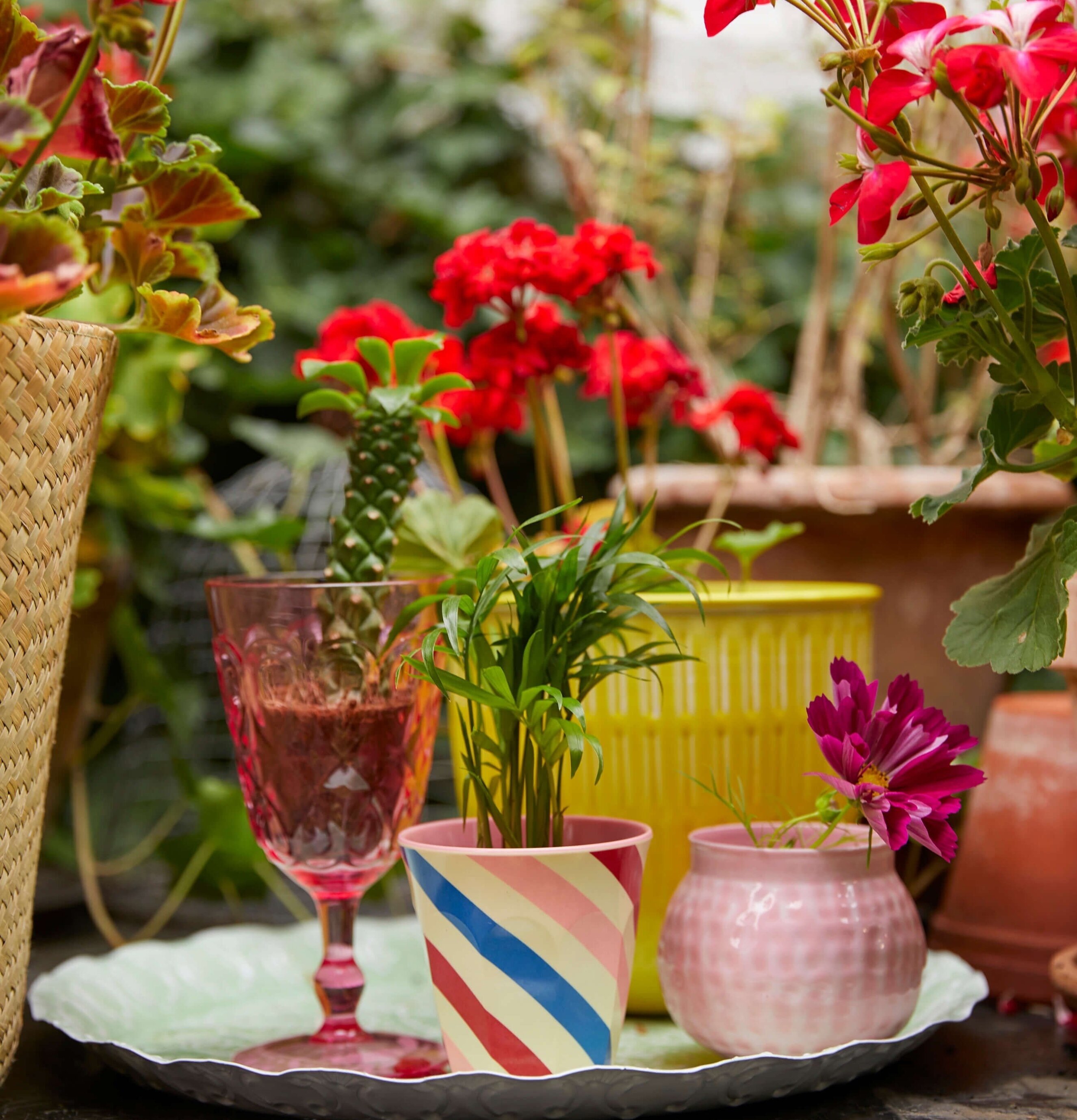 Blomkruka Flamingo Pink Small från Rice i trädgårdsmiljö