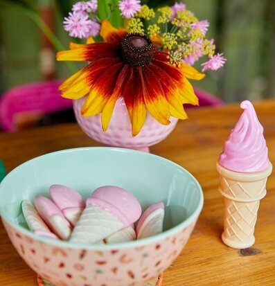 Blomkruka Flamingo Pink Small från Rice med färgglad bukett