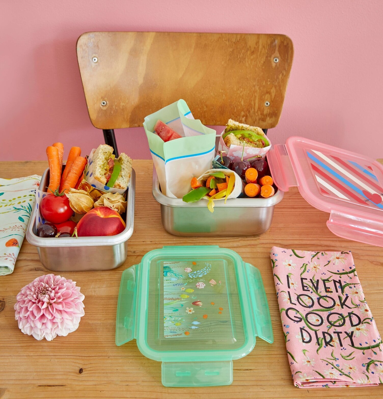 Tygservett 2-Pack Delightful Daisies från Rice på träbord