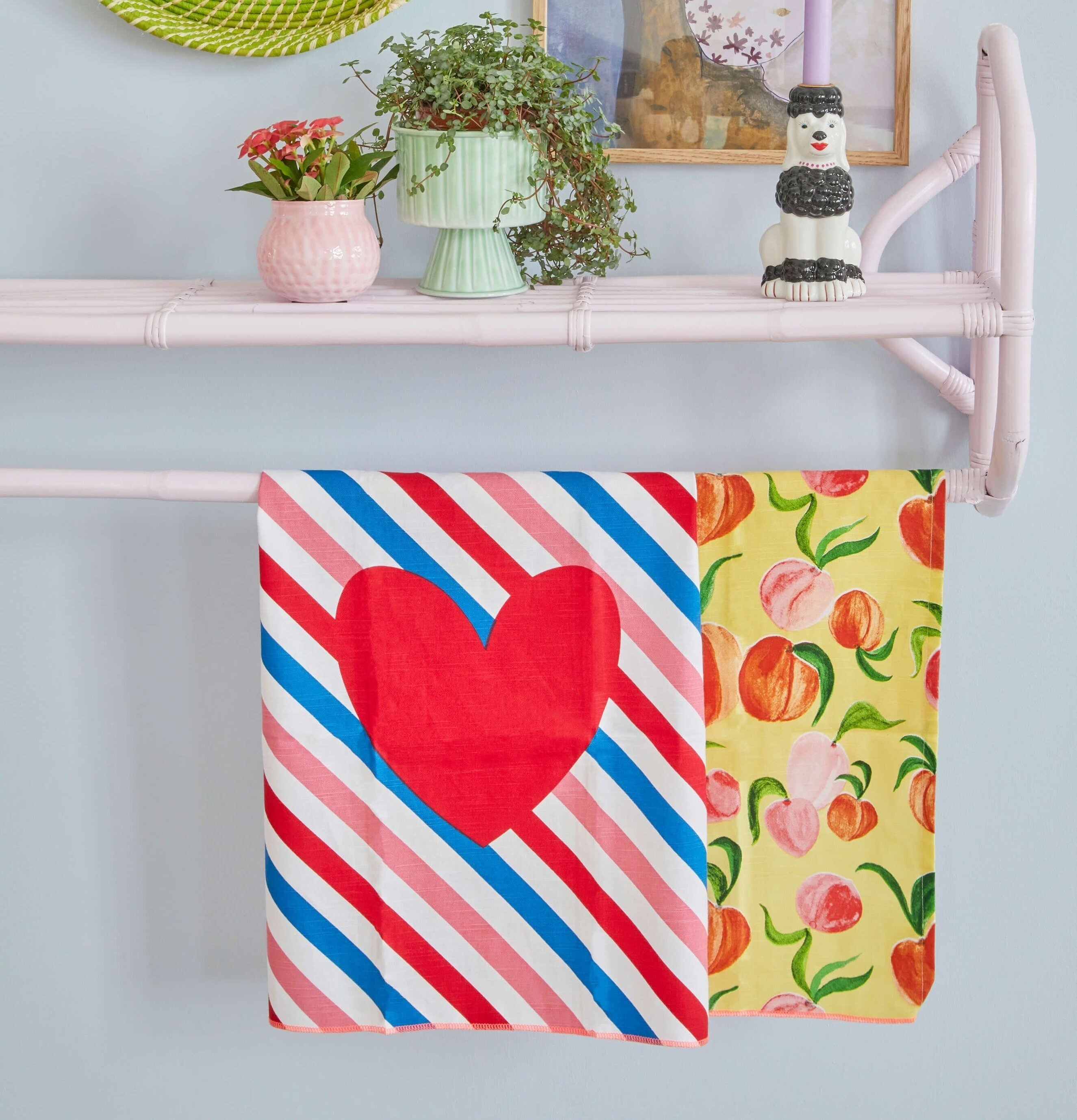 Tygservett 2-Pack Peach Print från Rice på en rosa hylla