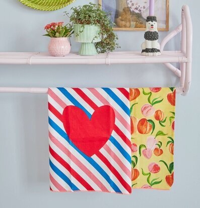 Tygservett 2-Pack Peach Print från Rice på en rosa hylla