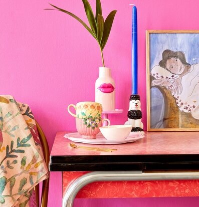 Keramikvas Fushia Lips från Rice på ett rosa bord